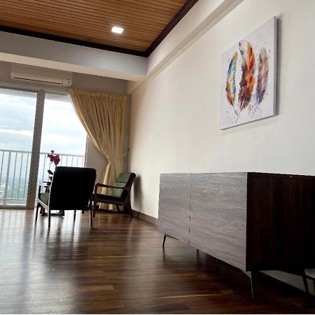 The Venus - Spacious Wooden Top Floor Apartment Sitiawan Esterno foto