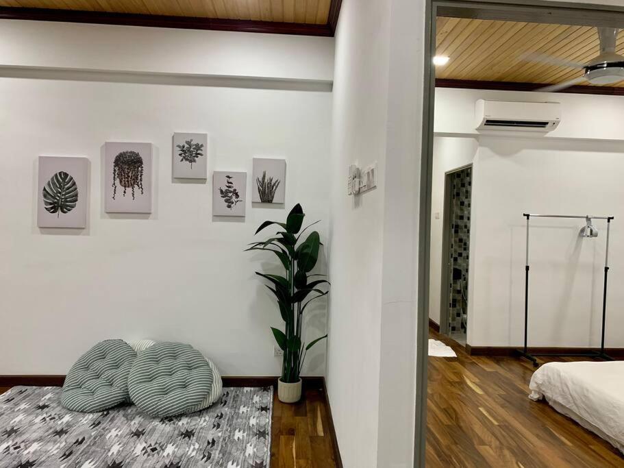 The Venus - Spacious Wooden Top Floor Apartment Sitiawan Esterno foto