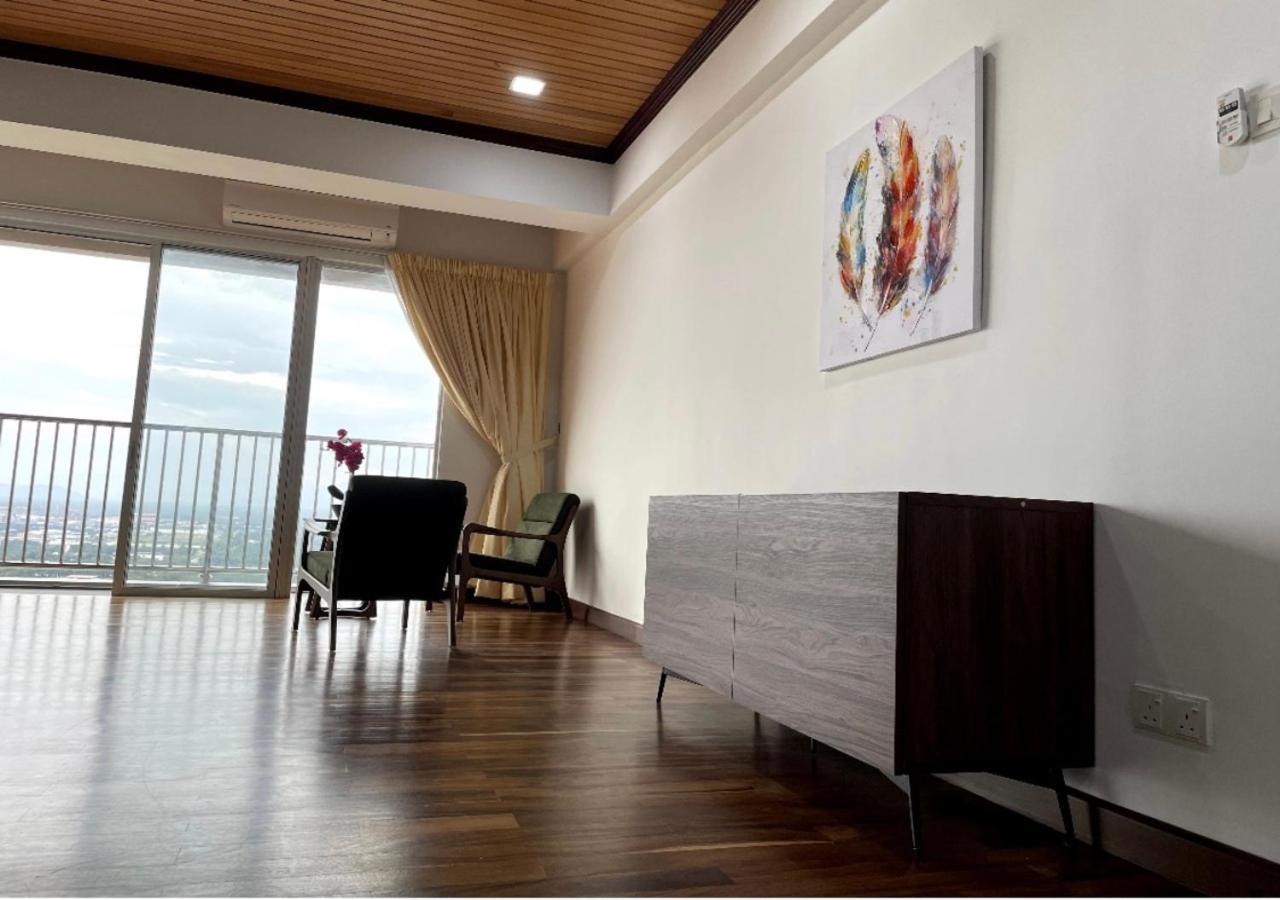 The Venus - Spacious Wooden Top Floor Apartment Sitiawan Esterno foto