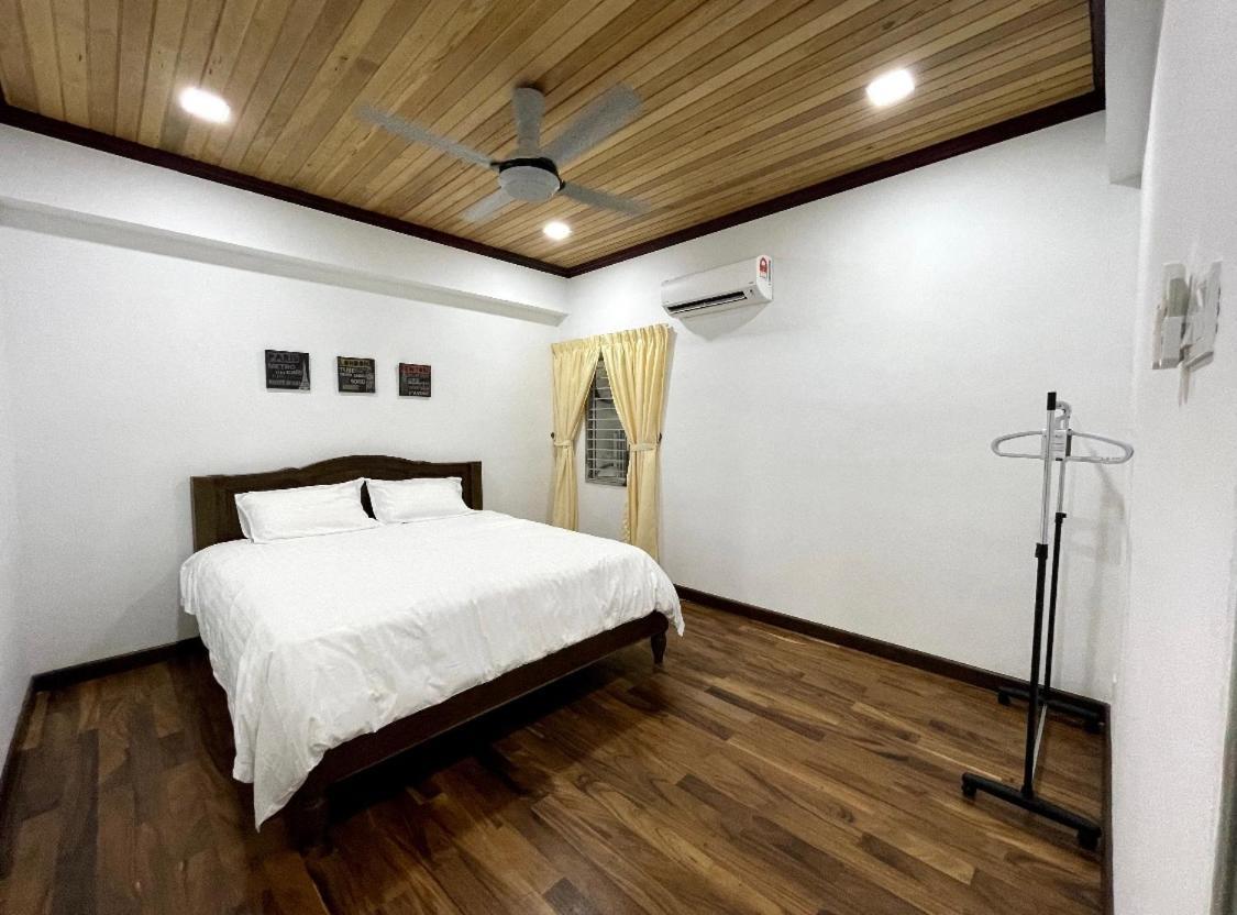 The Venus - Spacious Wooden Top Floor Apartment Sitiawan Esterno foto