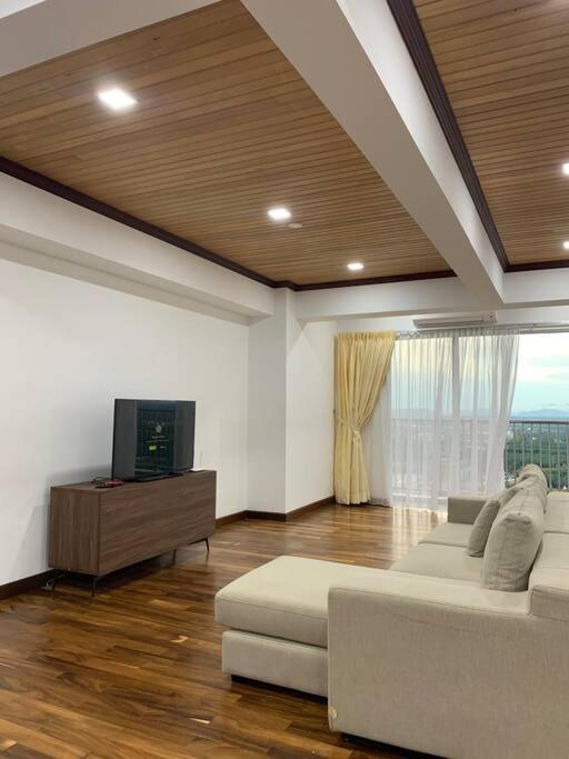 The Venus - Spacious Wooden Top Floor Apartment Sitiawan Esterno foto